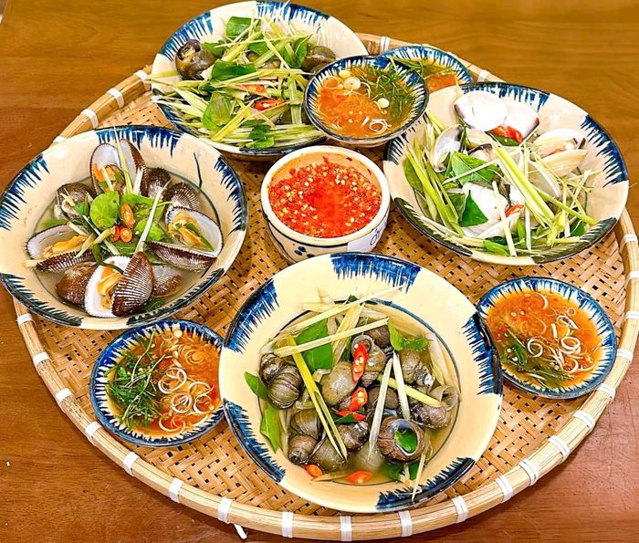 Trấn Thành giới thiệu quán ốc vị Bắc độc đáo ở Sài Gòn