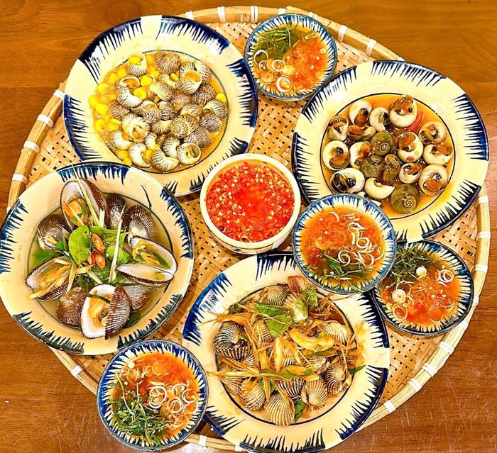 Trấn Thành giới thiệu quán ốc vị Bắc ngon lạ ở Sài Gòn