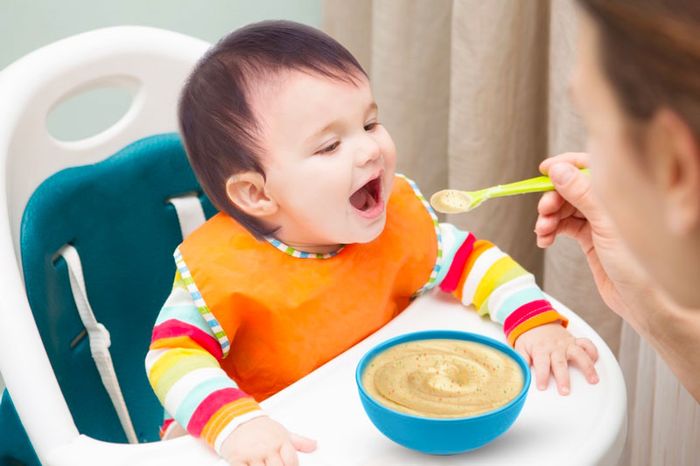 Bắt đầu ăn dặm cho bé theo thực đơn từ 4 tháng đến 6 tháng tuổi