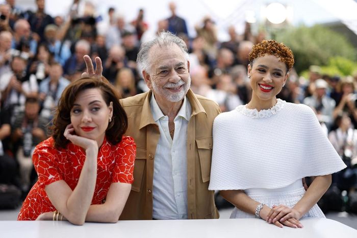 Bộ phim mà đạo diễn Francis Ford Coppola đã ấp ủ suốt 40 năm (giữa) vẫn nhận được tràng vỗ tay kéo dài trong 7 phút mặc dù bị chê trách.
