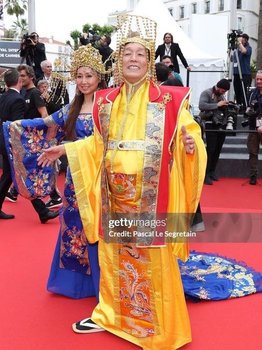 Tiền PhongNgoài việc khách mời làm lố trên thảm đỏ, điều gây ức chế hơn tại Cannes chính là những màn vỗ tay kéo dài trong 10 phút.1 Ngoài việc khách mời làm lố trên thảm đỏ, điều gây ức chế hơn tại Cannes chính là những màn vỗ tay kéo dài trong 10 phút.