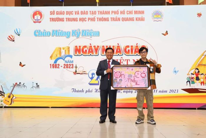 Tôi tặng tranh này cho thầy cô ở trường cũ vào ngày 20-11, thể hiện tình cảm bằng cách sử dụng vật liệu nhựa tái chế.