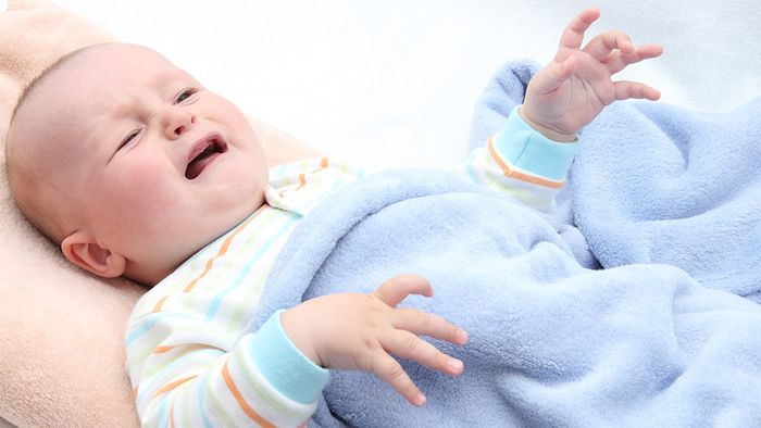 Trẻ sơ sinh khi bị táo bón thường gặp khó khăn và đau rát khi đi đại tiện