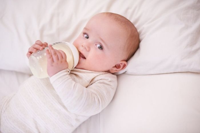 Trẻ uống sữa công thức có nguy cơ bị táo bón cao hơn so với việc bú sữa mẹ.