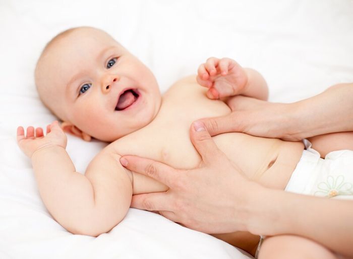  Massage bụng cho bé hỗ trợ nhu động ruột, giảm tình trạng táo bón
