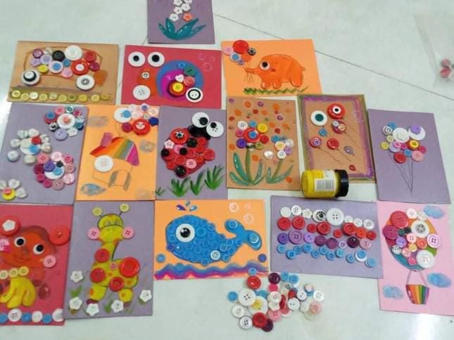 Thiệp nhỏ làm từ nút áo, dành cho các bé thiếu nhi