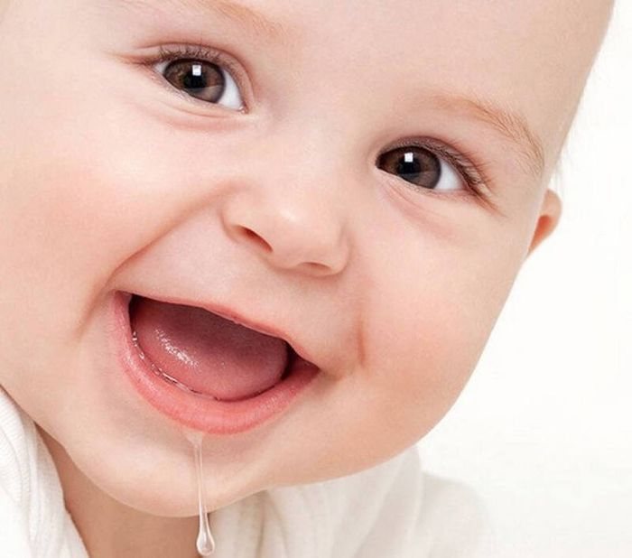 Nếu mẹ bị nhiễm trùng khi mang thai, có thể khiến trẻ mọc răng sơ sinh sớm
