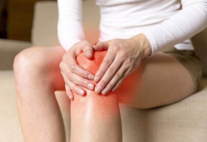 Triệu chứng của bệnh giả gout là đau khớp gối.