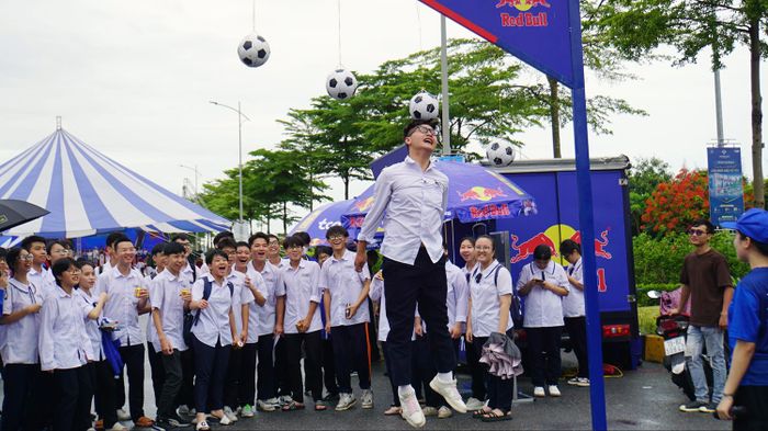Hàng trăm bạn trẻ Hải Phòng tham dự các trò chơi tại khu vực của các gian hàng giảm giá sản phẩm thiết yếu.