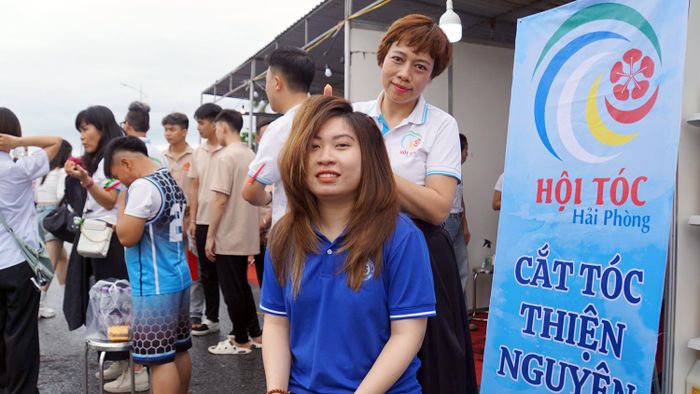 Hội tóc Hải Phòng đã tổ chức cắt tóc miễn phí cho thanh niên công nhân tham dự ngày hội.