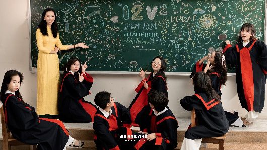 Lớp 12 chuyên Văn đã tự vẽ tranh bảng cho buổi chụp kỷ yếu với chủ đề: