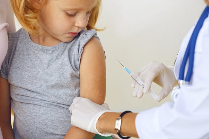 Để phòng ngừa viêm não Nhật Bản B, phụ huynh nên tiêm vaccine đầy đủ cho trẻ từ khi còn nhỏ