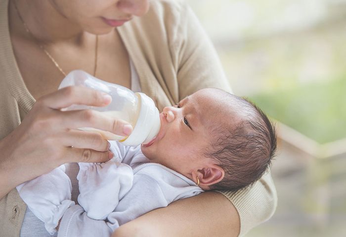 Khi cho bé bú, việc ôm ấp bé cũng có thể khiến bé dễ dàng ngủ vào lúc chưa no bụng.