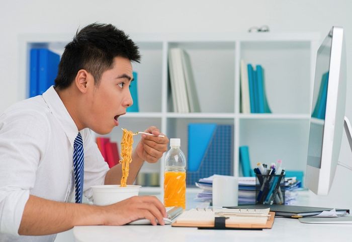 Ngồi lâu và ăn uống không lành mạnh có thể dẫn đến bệnh trĩ.