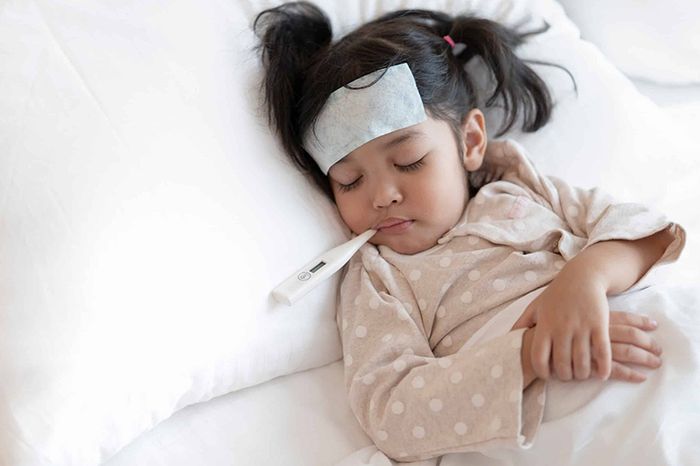 Phụ huynh nắm rõ cách hạ sốt cho trẻ và áp dụng đúng cách sẽ giúp bé phòng tránh những biến chứng nguy hiểm