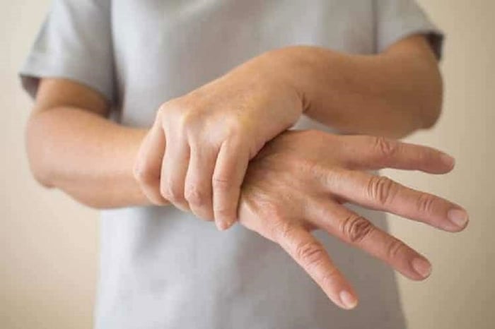 Bệnh Parkinson thường là nguyên nhân gây ra tình trạng run tay chân.