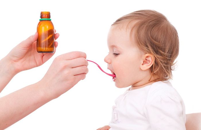 Dùng thuốc tây y hoặc dân gian đều có thể hạ sốt hiệu quả cho trẻ nhỏ