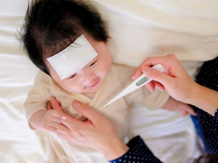 Để áp dụng đúng phương pháp hạ sốt cho trẻ, bạn cần theo dõi sát sao nhiệt độ cơ thể của bé