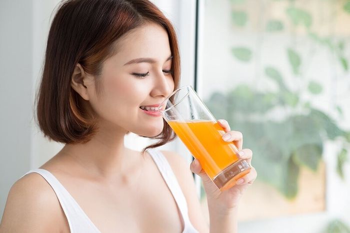 Uống nước hoa quả giàu Vitamin C giúp giảm tình trạng dị ứng thời tiết