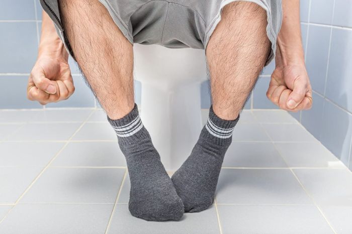 Đau và sưng quanh khu vực hậu môn.