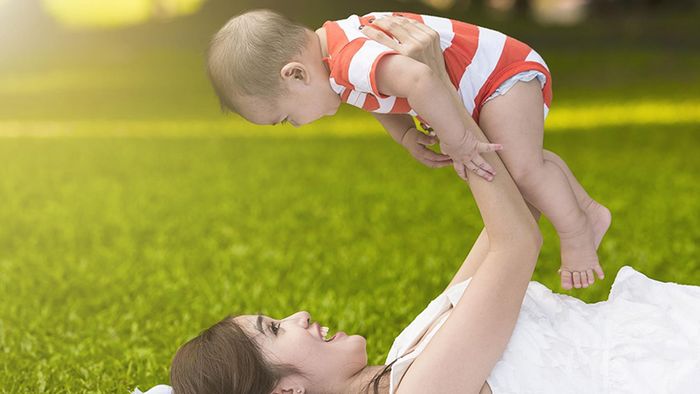 Cần cho trẻ tiếp xúc thường xuyên với ánh nắng mặt trời để tránh thiếu hụt canxi