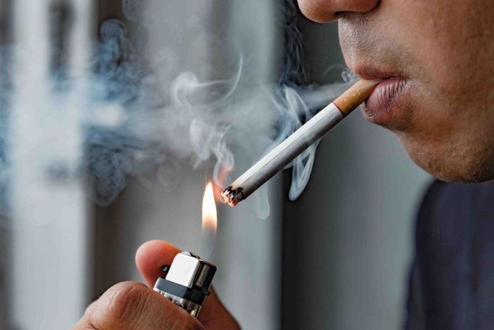Hôi miệng có thể phát sinh từ việc hút thuốc lá
