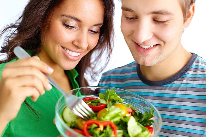 Ăn nhiều trái cây và rau xanh giàu chất xơ sẽ giúp bạn cảm thấy no lâu hơn.