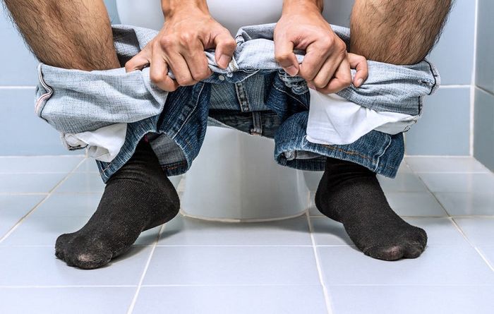 Người mắc phải tình trạng táo bón mãn tính thường gặp khó khăn khi đi tiêu.