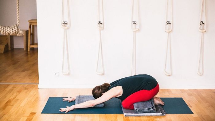 Tư thế em bé Balasana giúp giảm tình trạng táo bón mãn tính tại nhà