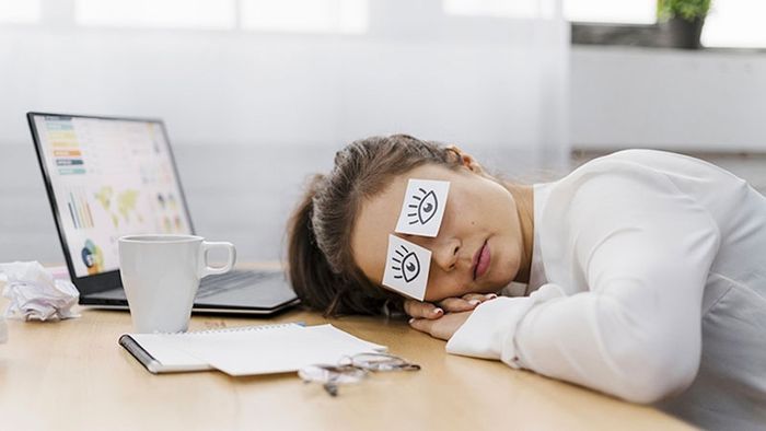Khi làm việc với màn hình máy tính, điện thoại quá nhiều, bạn cần để mắt được nghỉ ngơi.