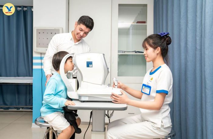 Trẻ từ 6 - 17 tuổi nên đi khám mắt định kỳ ít nhất 2 lần mỗi năm.