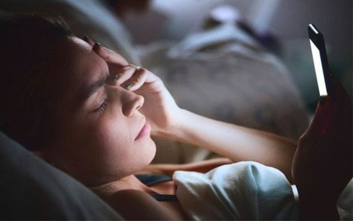 Sử dụng điện thoại nhiều vào ban đêm có thể dẫn đến vấn đề về giấc ngủ