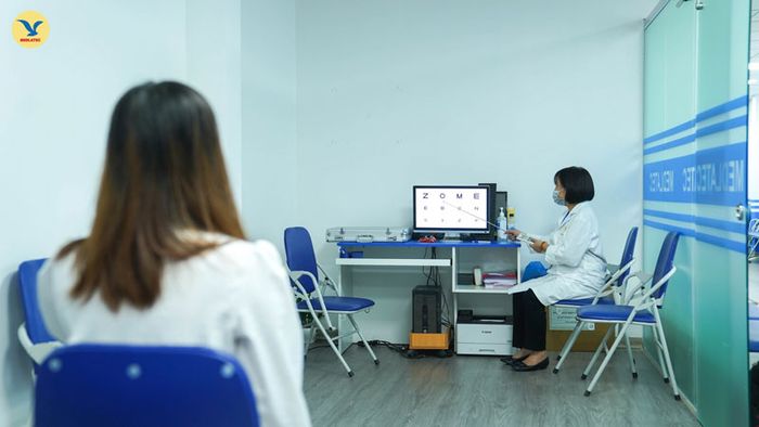 Người bệnh thường được kiểm tra bằng bảng đo thị lực điện tử