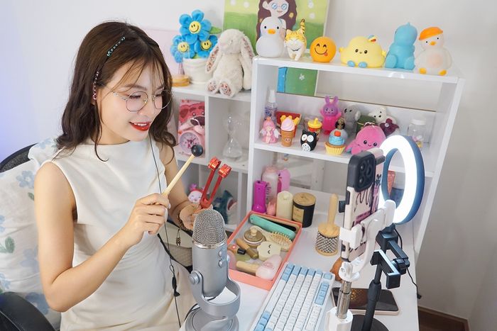 Một phụ nữ đang làm công việc ru ngủ bằng âm thanh