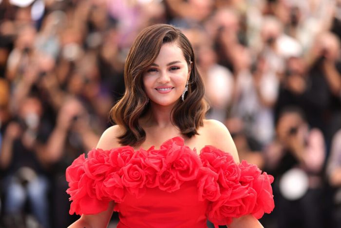 Selena Gomez ghi dấu ấn mạnh mẽ trong lịch sử của Liên hoan phim Cannes khi giành giải Nữ diễn viên chính xuất sắc cùng với các nữ diễn viên trong phim Emilia Pérez - Ảnh: Getty Images