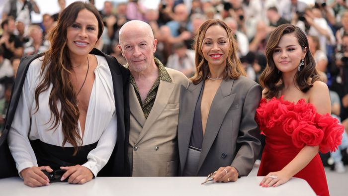 Karla Sofía Gascón, đạo diễn Jacques Audiard, Zoe Saldana và Selena Gomez tại phiên chụp ảnh cho dự án phim Emilia Perez tại Liên hoan Phim Cannes - Ảnh: Getty Images