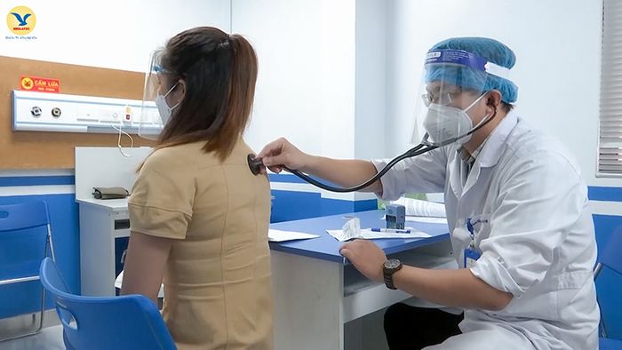 Thăm khám sức khỏe trước khi tiêm vắc xin cúm tại MEDLATEC