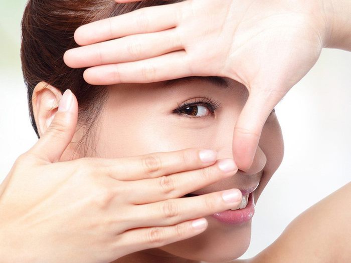 Những động tác massage nhẹ nhàng giúp giảm nhức mỏi và duy trì sức khỏe mắt