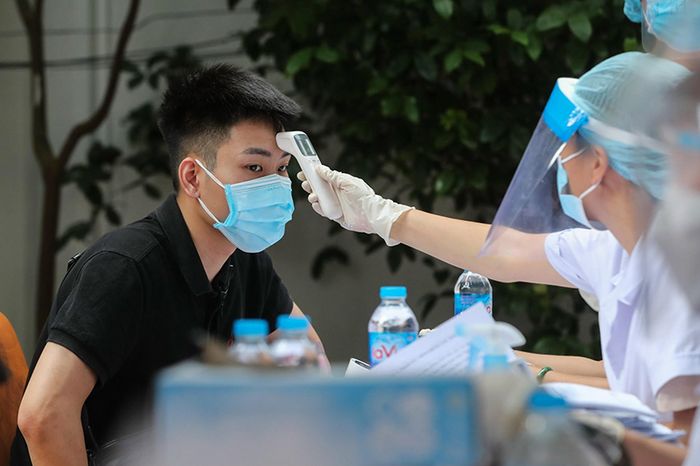 Kiểm tra sức khỏe trước khi tiêm để đảm bảo trẻ không nằm trong nhóm “chống chỉ định” (hình ảnh: Nguồn internet)