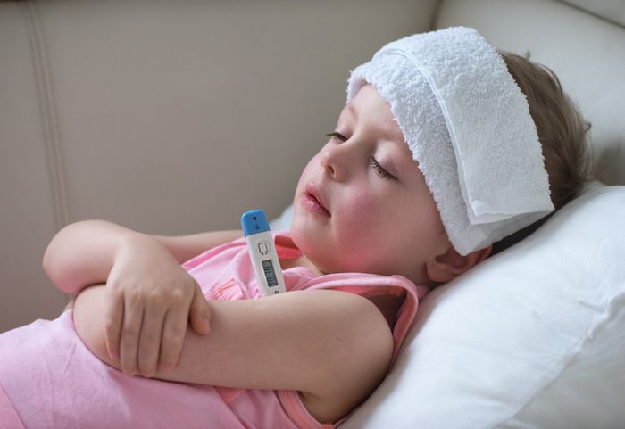 Cha mẹ cần theo dõi kỹ khi trẻ bị sốt siêu vi và đưa bé tới viện ngay nếu có biểu hiện nghiêm trọng