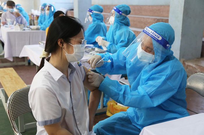 Tiêm vaccine là biện pháp tốt nhất để bảo vệ trẻ khỏi những biến chứng nguy hiểm do virus SARS-CoV-2 (Ảnh: nguồn internet)