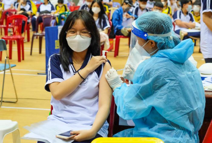 Nên cho trẻ tiêm vắc xin phòng Covid đúng thời điểm để bảo vệ con khỏi virus và ngăn chặn sự lây lan sang người khác (ảnh: nguồn internet)