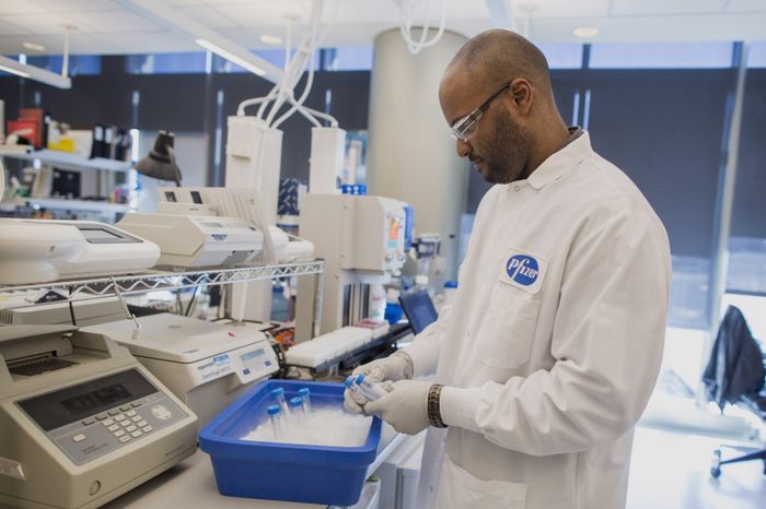 Vắc xin Pfizer sử dụng thành phần an toàn cho cả người lớn và trẻ em.
