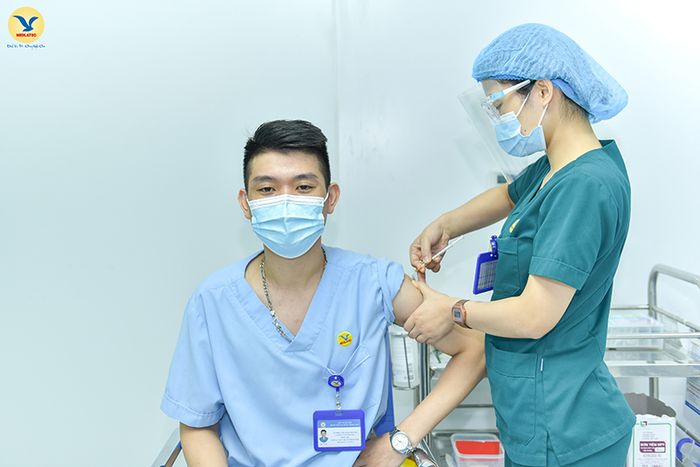 Đến Bệnh Viện Đa khoa MEDLATEC để tiêm vắc xin Covid-19.