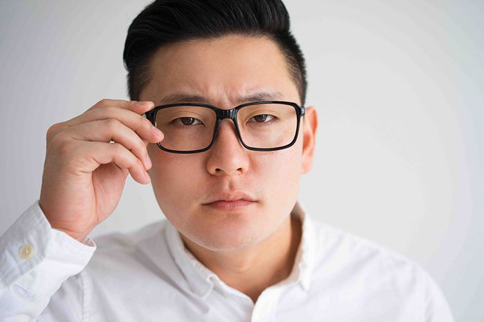 Nếu đeo kính không đúng độ, mắt sẽ mỏi và cận sẽ tăng độ nhanh chóng
