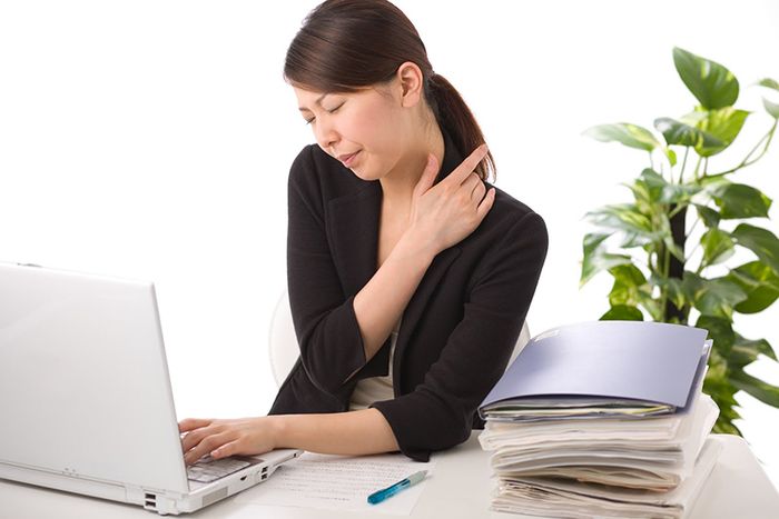 Giữ tư thế thoải mái khi làm việc và học tập, tránh ngồi sai tư thế hoặc nằm lăn trên giường, sàn nhà để không gây tăng độ cận thị và ảnh hưởng xấu đến cột sống.