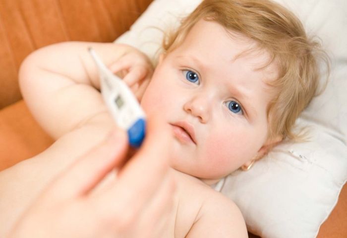 Sốt virus sẽ gây ra nhiều triệu chứng khó chịu cho trẻ