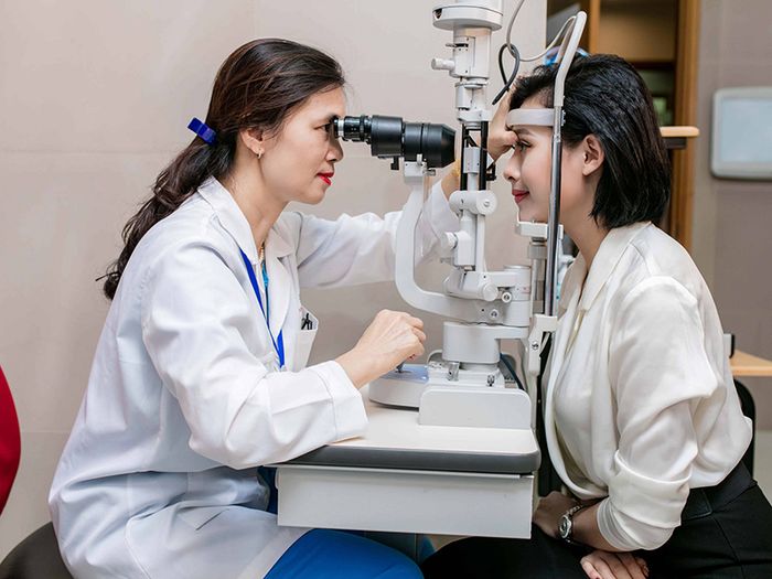 Bác sĩ sẽ đo lại độ cận và tiến hành kiểm tra để phát hiện sớm các vấn đề về mắt như đục thủy tinh thể, viêm loét giác mạc