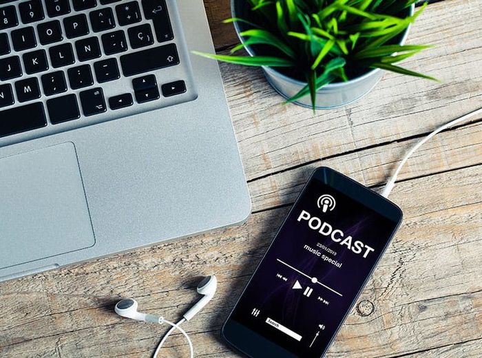 Sáu podcast phổ biến nhất để luyện tiếng Anh online - A&U Language Institute