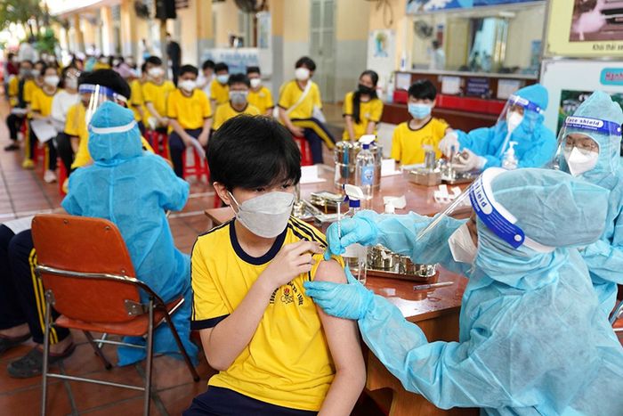 Tiêm vắc xin phòng Covid-19 cho học sinh trung học cơ sở (hình ảnh: nguồn internet)